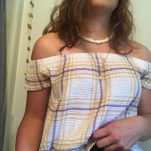 Cropped of the shoulder shirt